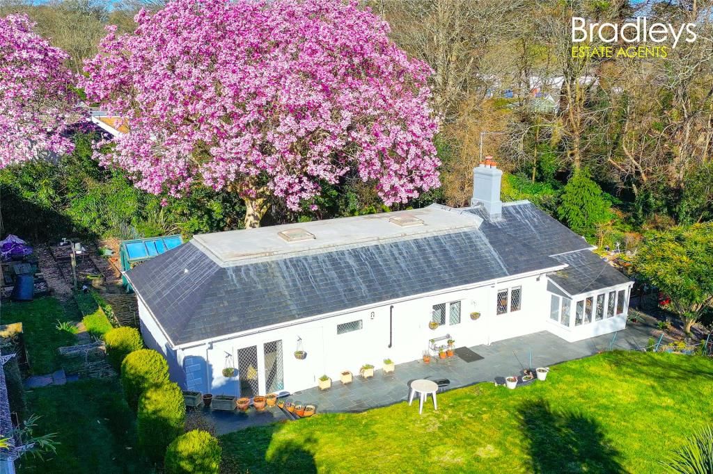 3 bed detached bungalow for sale in Castle Horneck Road, Alverton