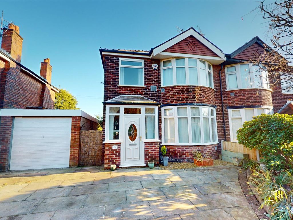 3 bed semidetached house to rent in Moss Vale Road, Urmston