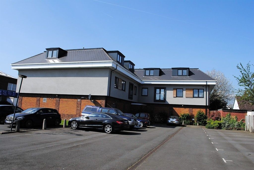 2 bed flat to rent in Lyon Road, WaltonOnThames KT12, £1,450 pcm Zoopla