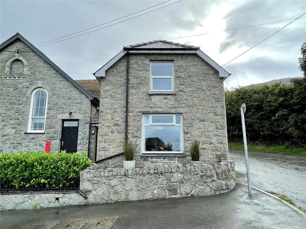 2 bed linkdetached house for sale in Gyrn Goch, Caernarfon, Gyrn Goch