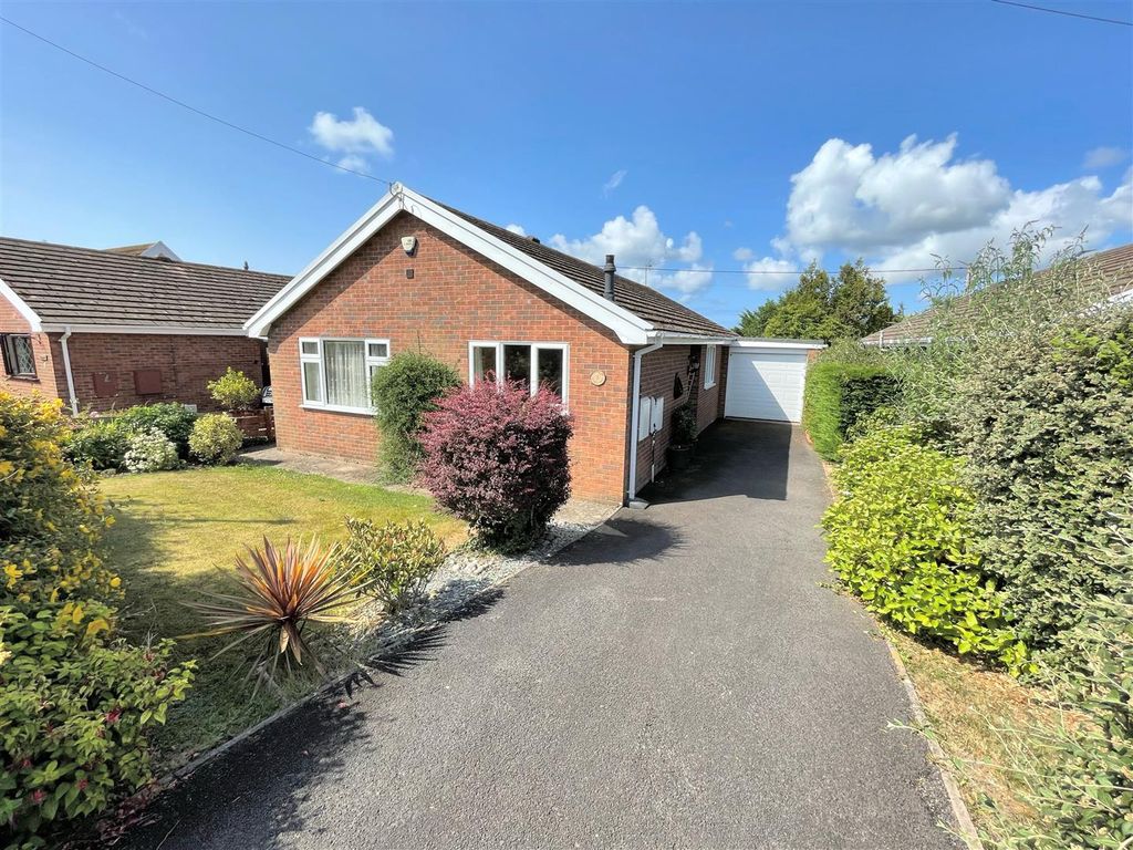 3 bed detached bungalow for sale in Meadow Croft, Southgate, Swansea