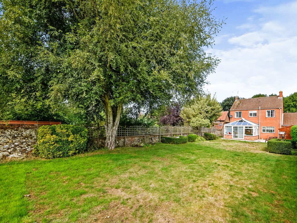 4 bed linkdetached house for sale in Rectory Gardens, The Street