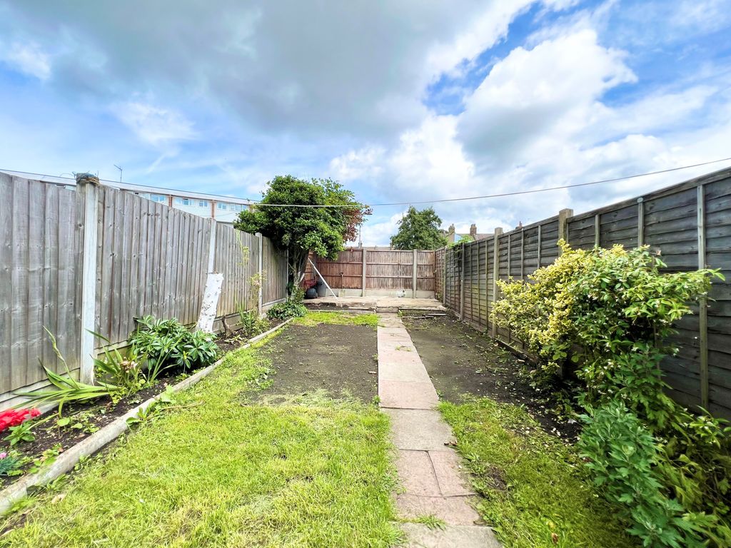 4 bed terraced house to rent in Allens Road, Enfield EN3, £2,500 pcm