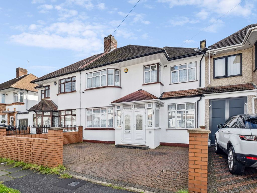 5 bed property for sale in Crosslands Avenue, Southall UB2, £1,000,000