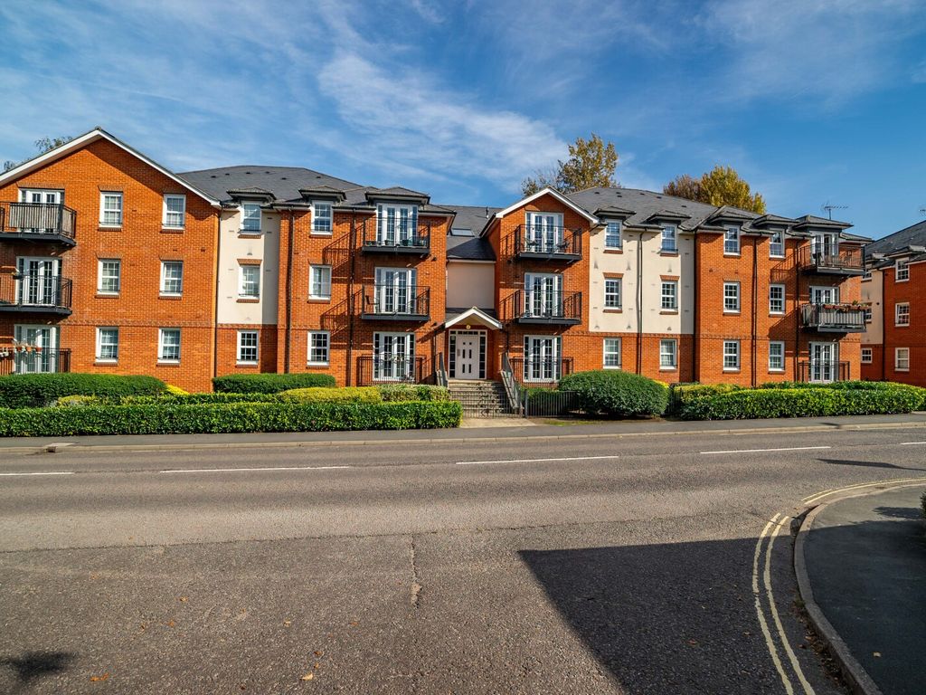 2 bed flat for sale in Station Road, Harpenden, Hertfordshire AL5, £