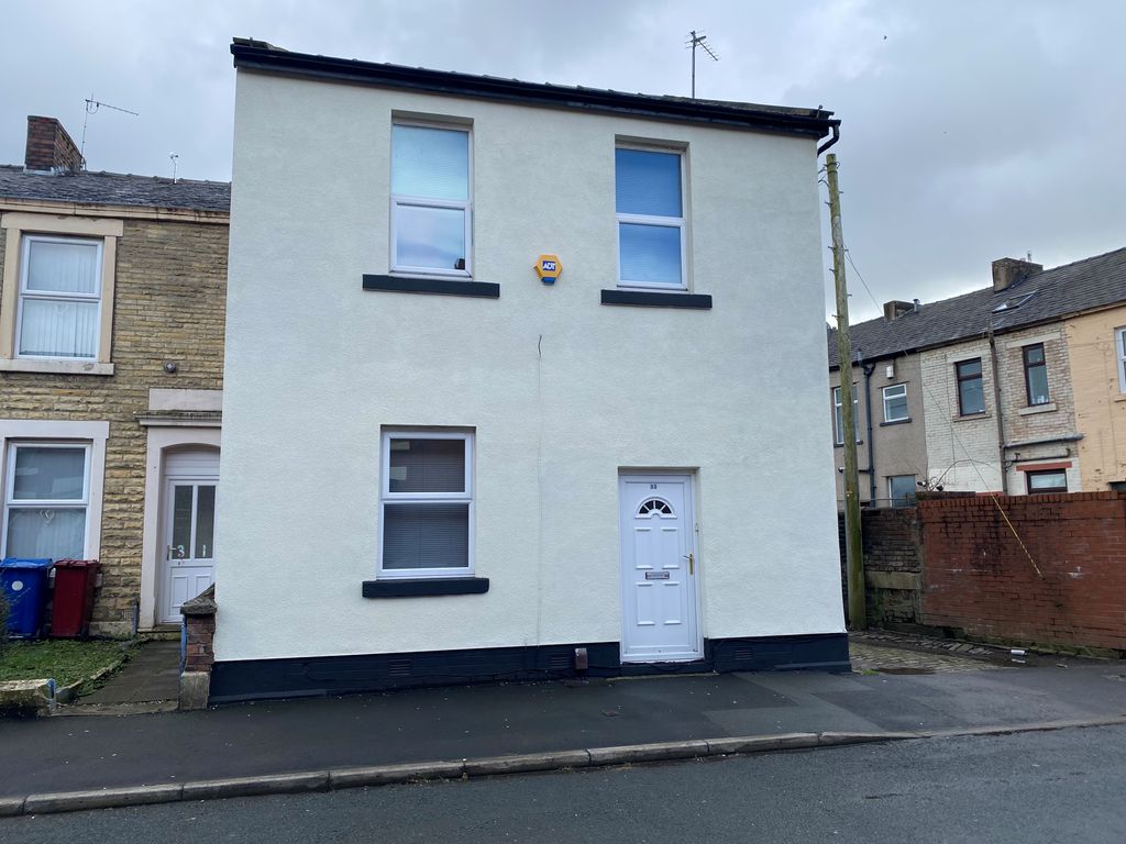 2 bed flat to rent in Street, Blackburn BB2, £495 pcm Zoopla