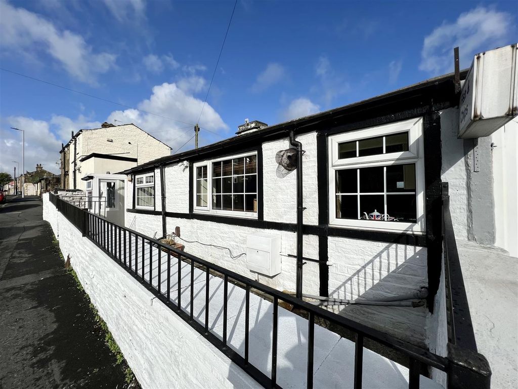 2 bed cottage for sale in Old Road, Bradford BD7, £160,000 Zoopla