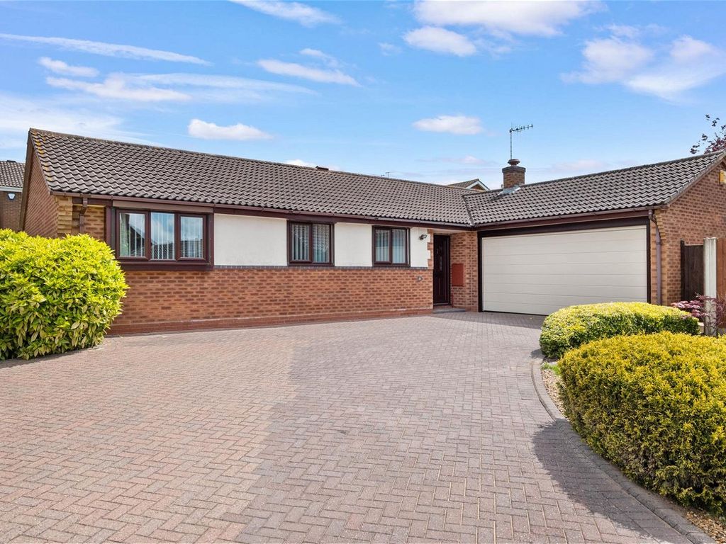 4 bed bungalow for sale in Raven Drive, St Peters, Worcester WR5, £