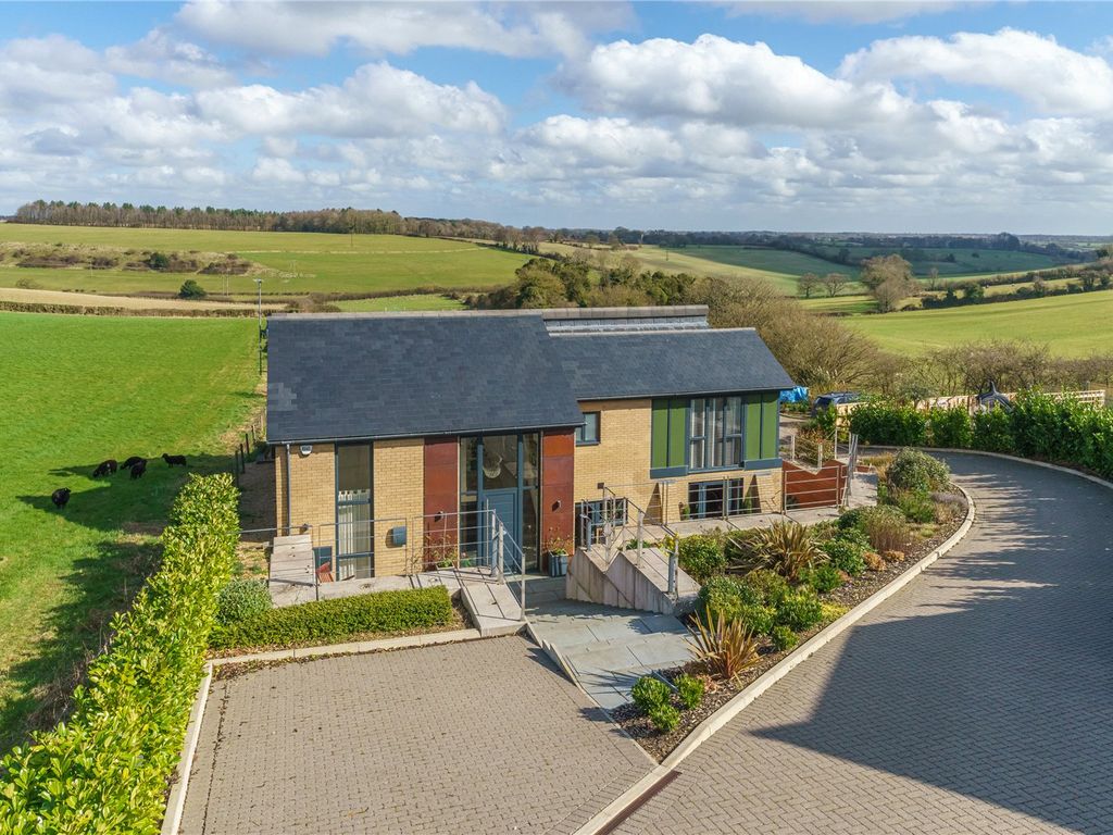 5 bed detached house for sale in Common Road, Kensworth, Dunstable LU6