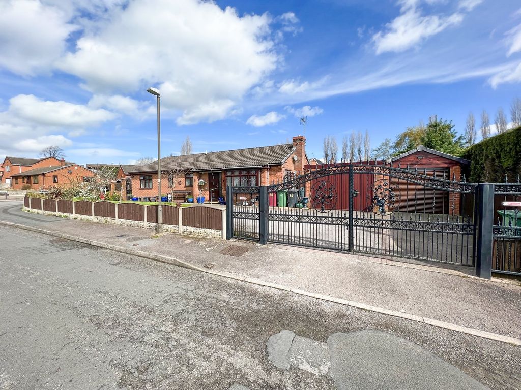 3 bed detached bungalow for sale in Storthfield Way, South Normanton