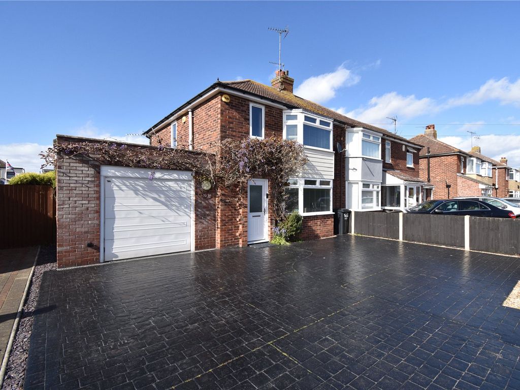 3 bed semidetached house for sale in Dove Crescent, Dovercourt