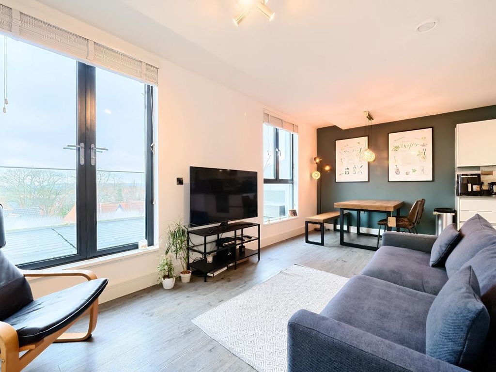 2 bed flat to rent in Alcester Road, Moseley, Birmingham B13, £1,600