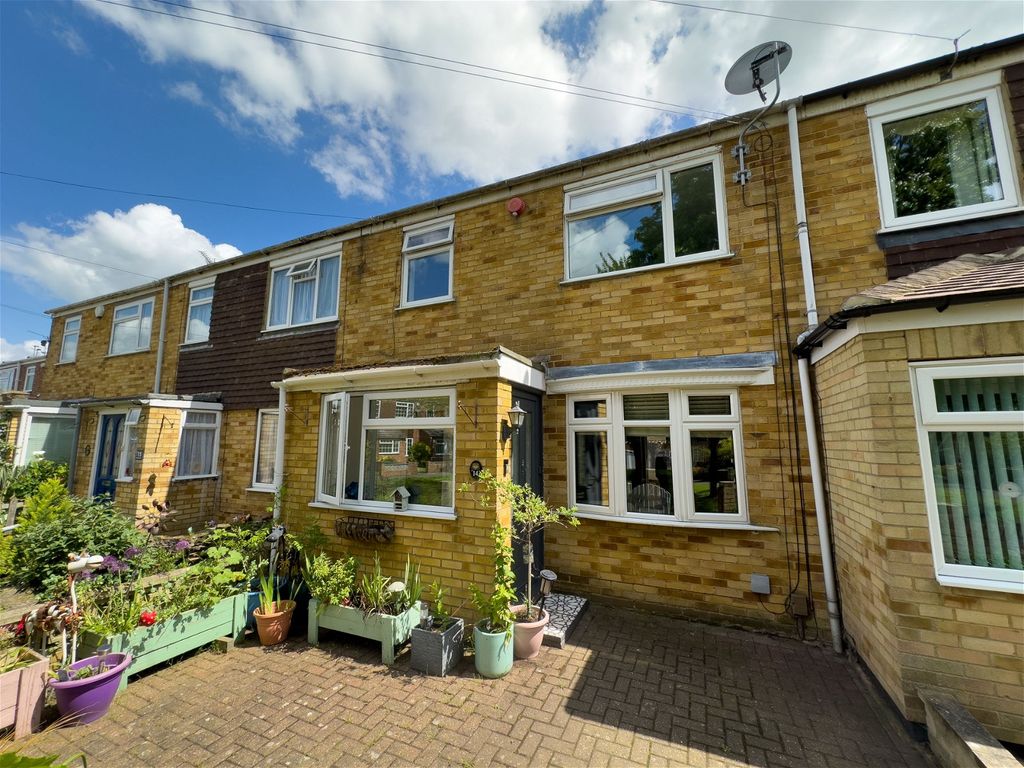 3 bed terraced house for sale in Hutchings Close, Murston