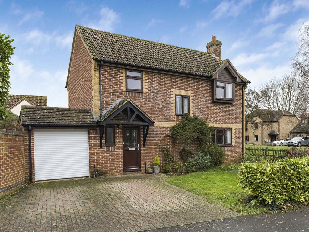 4 bed detached house for sale in Old School Close, Caversfield OX27, £