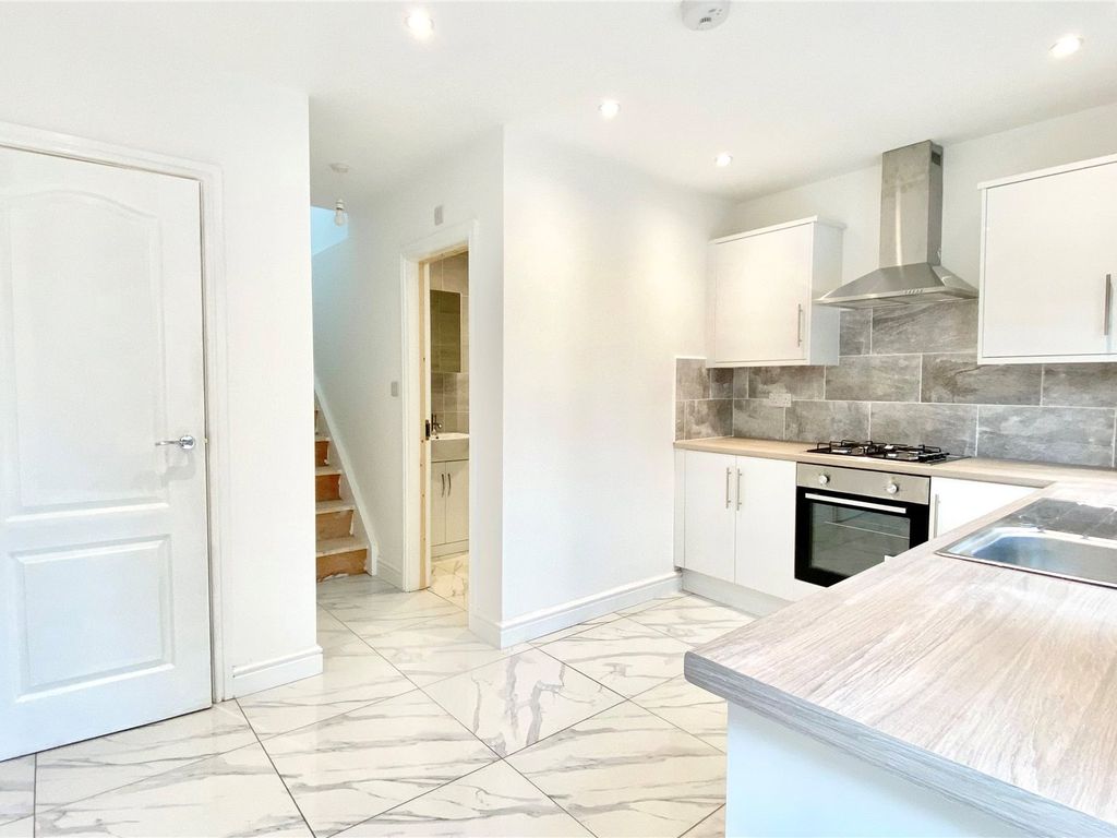 2 bed to rent in Wokingham Road, Reading, Berkshire RG6, £