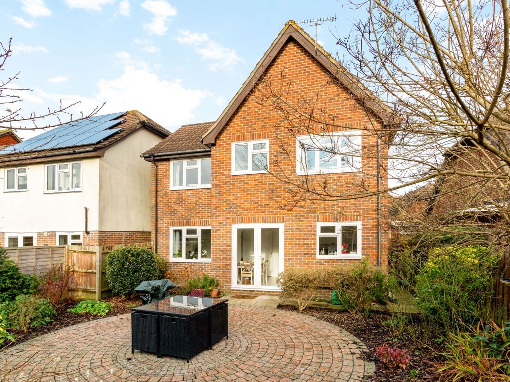 4 bed detached house to rent in Little Comptons, Horsham RH13, £1,900