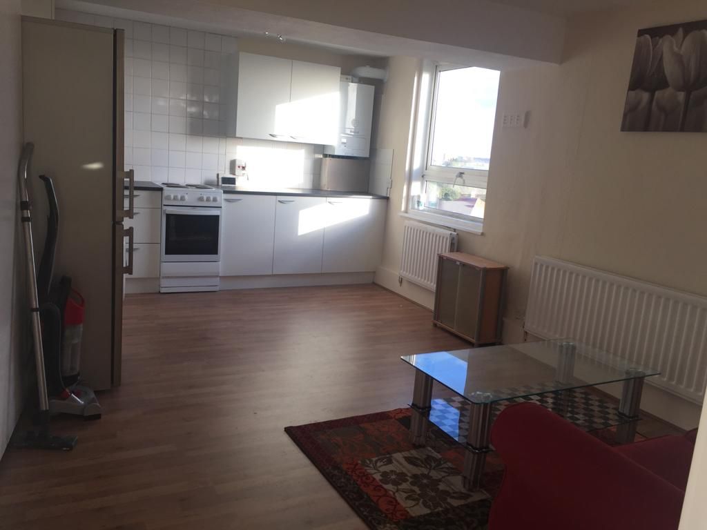 2 bed flat to rent in Benson Close, Hounslow, Greater London TW3, £