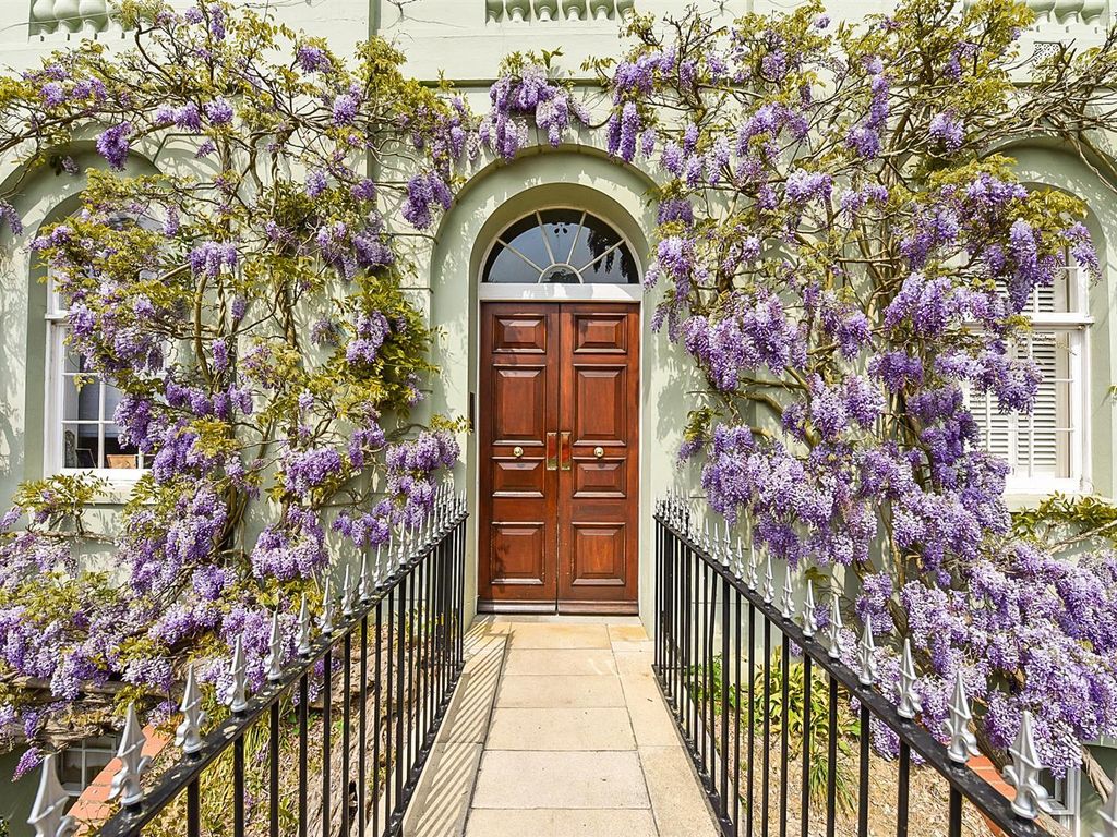 2 bed flat for sale in King Gardens, Chichester PO19, £335,000