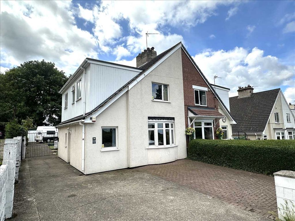 4 bed semidetached house for sale in Burringham Road, Scunthorpe DN17