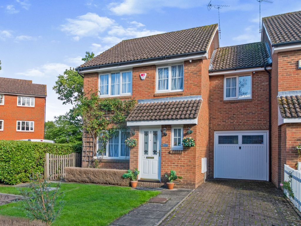 4 bed semidetached house for sale in Croft Court, Borehamwood WD6, £