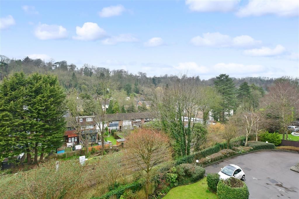 2 bed flat for sale in Croydon Road, Caterham, Surrey CR3, £100,000