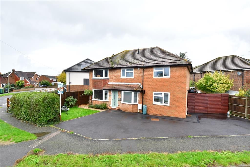 4 bed detached house for sale in Benhams Drive, Horley, Surrey RH6, £