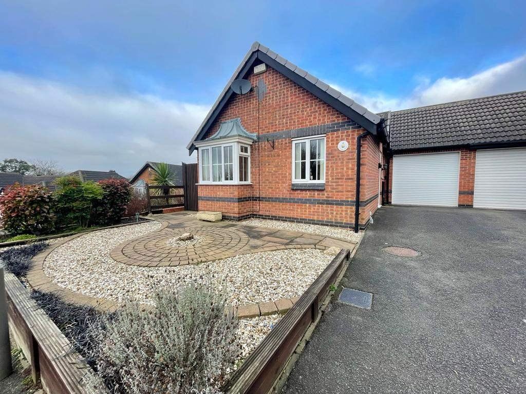 2 bed semidetached bungalow for sale in Palissy Close, Swadlincote
