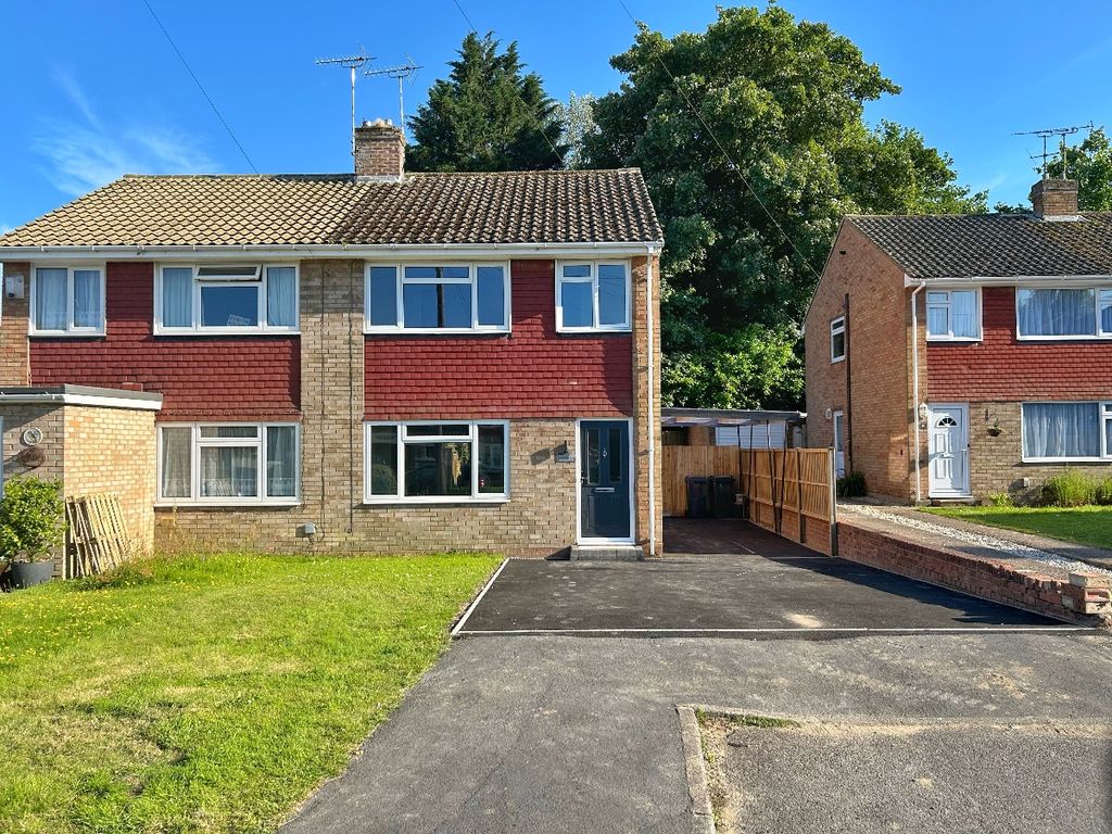 3 bed semidetached house to rent in Okehampton Close, Kennington