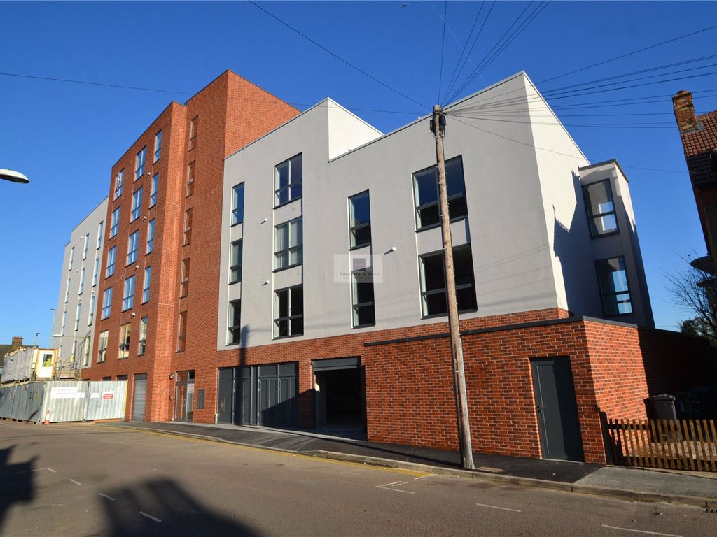 2 bed flat to rent in Station Road, Watford WD17, £1,650 pcm Zoopla