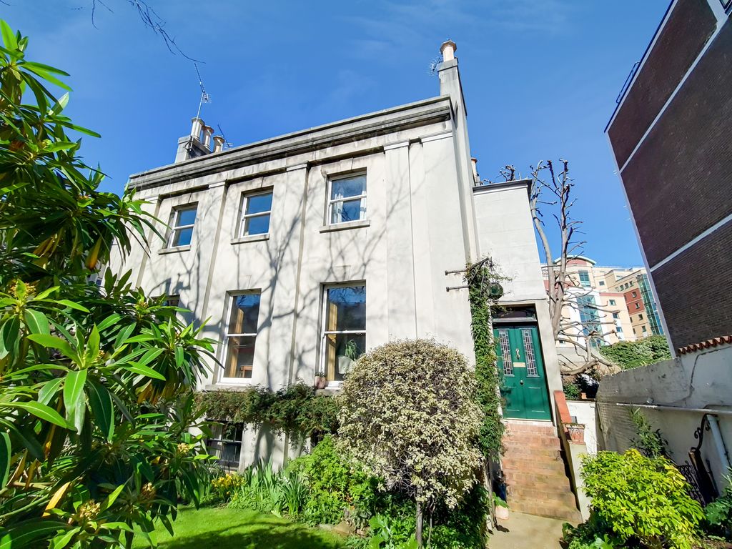 4 bed to rent in Fulham Road, London SW6 Zoopla