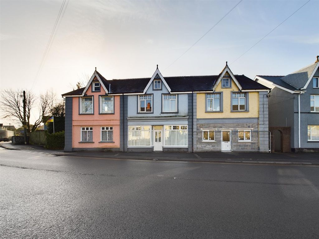 4 bed terraced house for sale in Ammanford Road, Llandybie, Ammanford