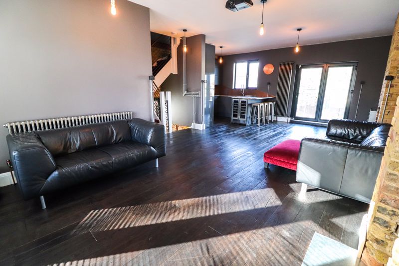 3 bed flat to rent in Hadleigh Road, LeighOnSea SS9 Zoopla