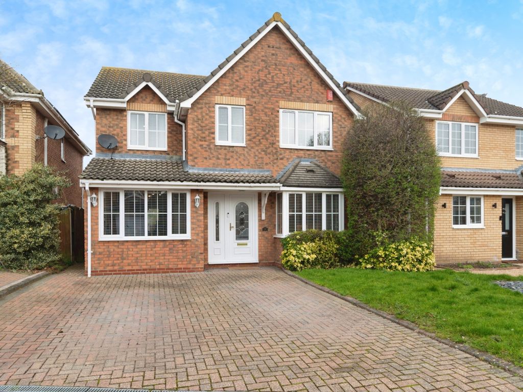 4 bed detached house for sale in Glenwood Gardens, Basildon SS16, £