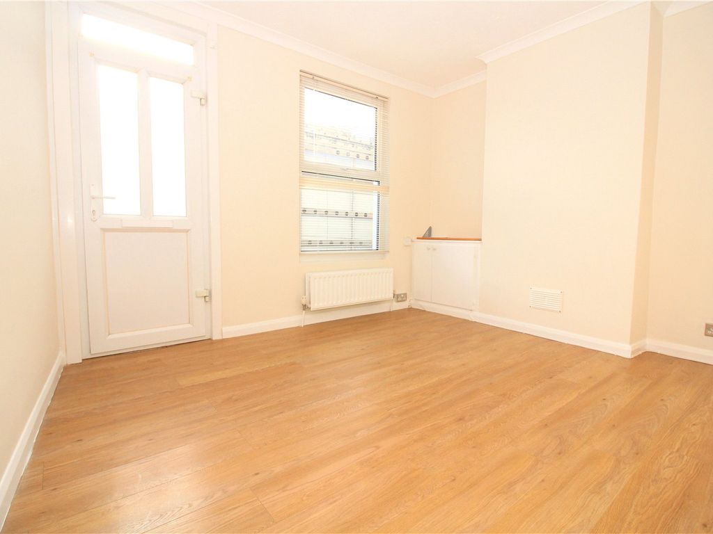 2 bed end terrace house to rent in York Road, Northfleet, Gravesend