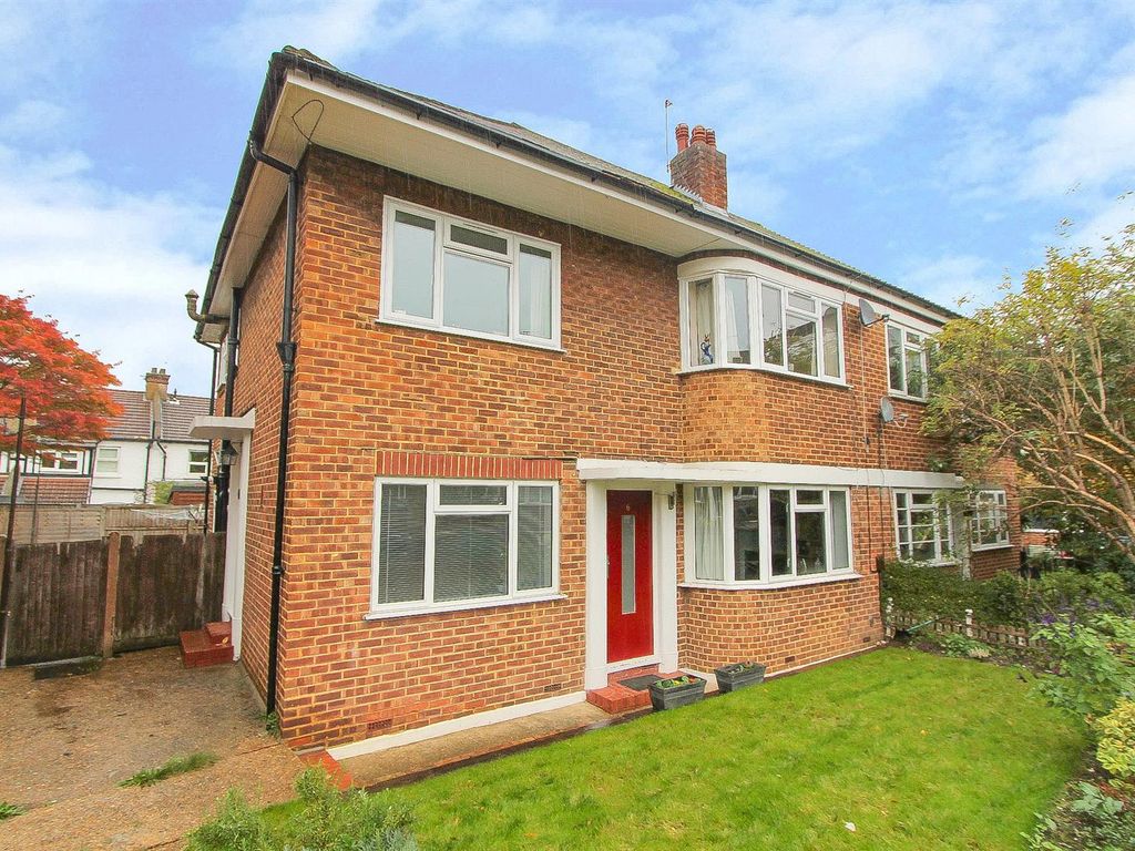 2 bed for sale in Queens Close, Wallington SM6, £325,000