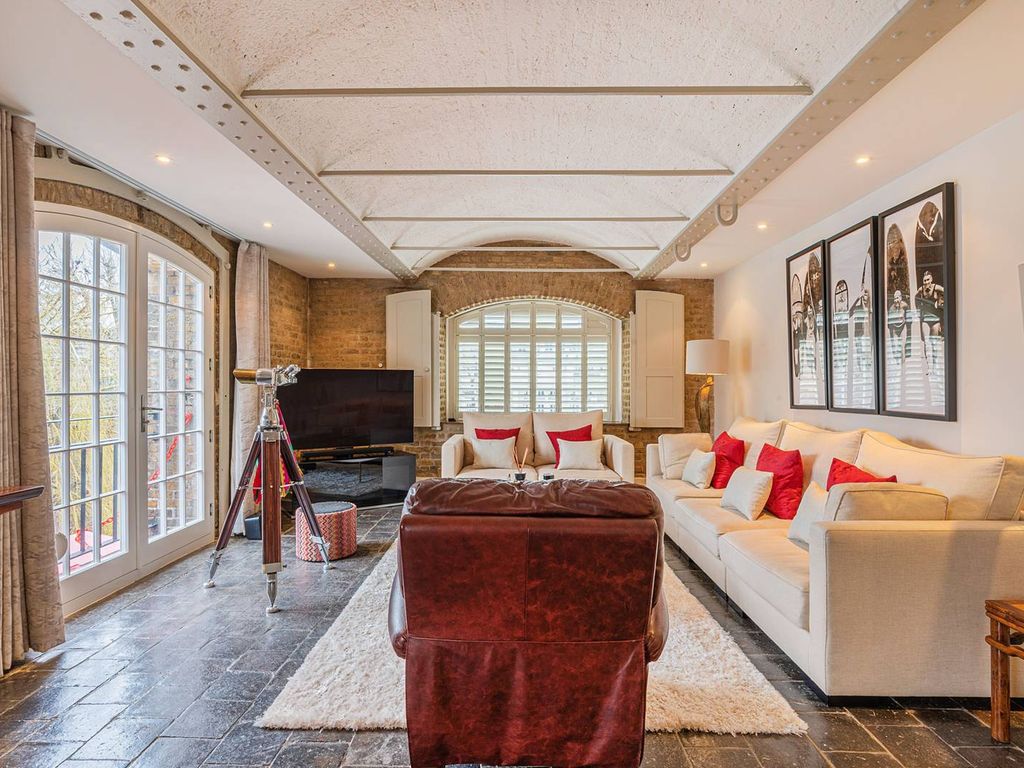 4 bed flat to rent in East Smithfield, St Katharine Docks, London E1W