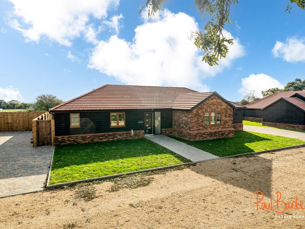 4 bed detached bungalow for sale in Kimpton Road, Kimpton AL1, £