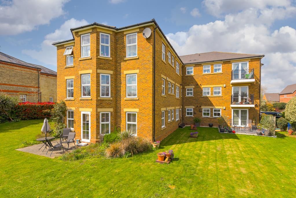 2 bed flat for sale in Horton Crescent, Epsom KT19 Zoopla