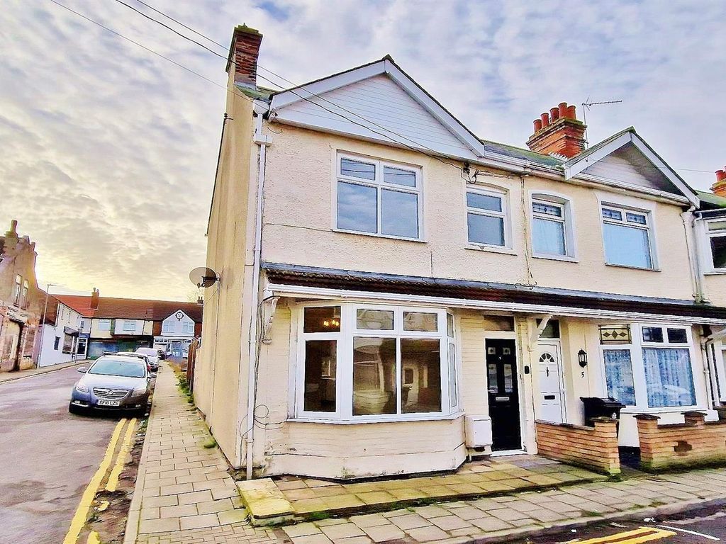 3 bed end terrace house for sale in Churchfield Road, Walton On The