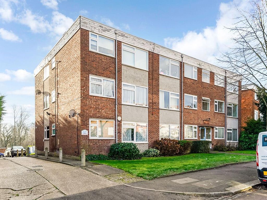 2 bed flat for sale in Chingford Avenue, Chingford E4, £300,000 Zoopla