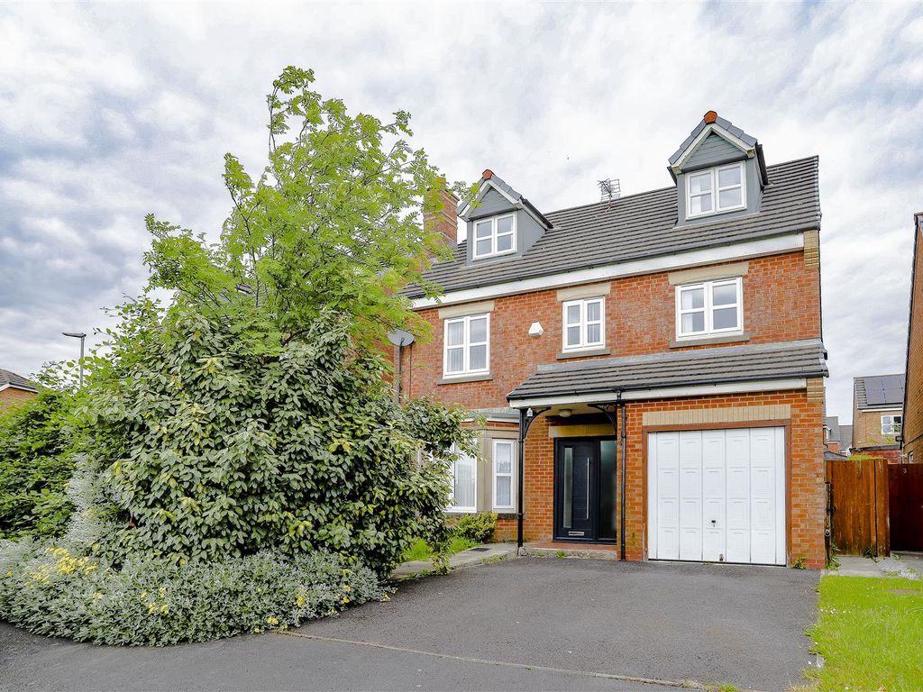 6 bed detached house for sale in Cavell Close, Guide, Blackburn BB1