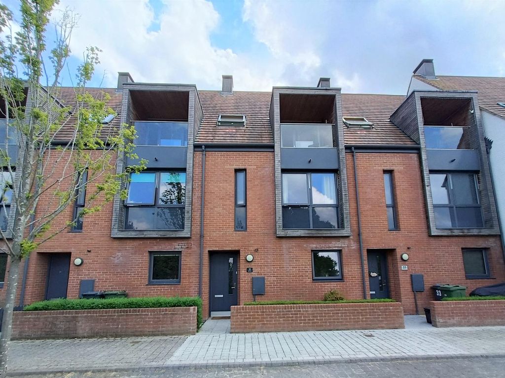 3 bed town house for sale in Lotherington Mews, Derwenthorpe, York YO10
