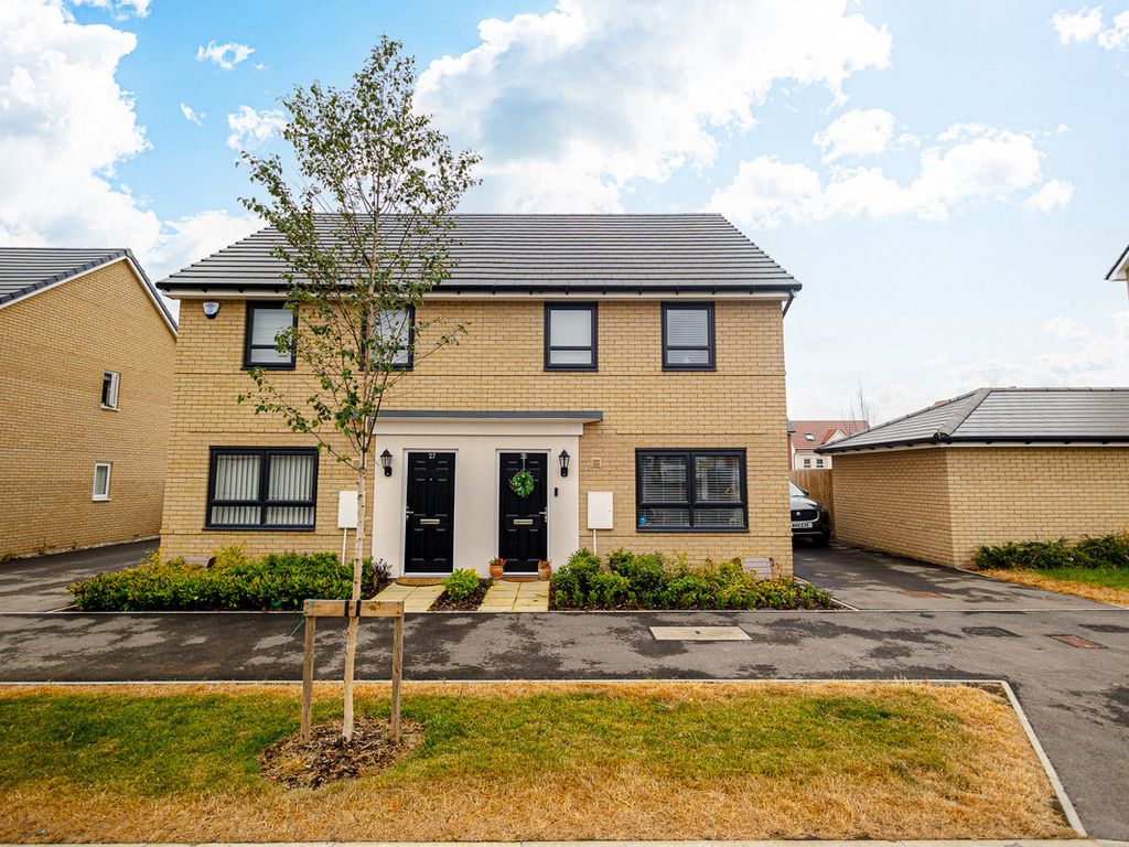 3 bed semidetached house for sale in Malyons Lane, Hockley SS5, £