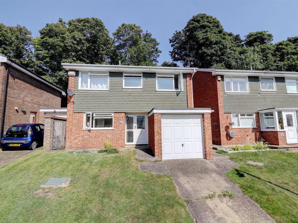 4 bed detached house for sale in Laurel Drive, High HP11, £