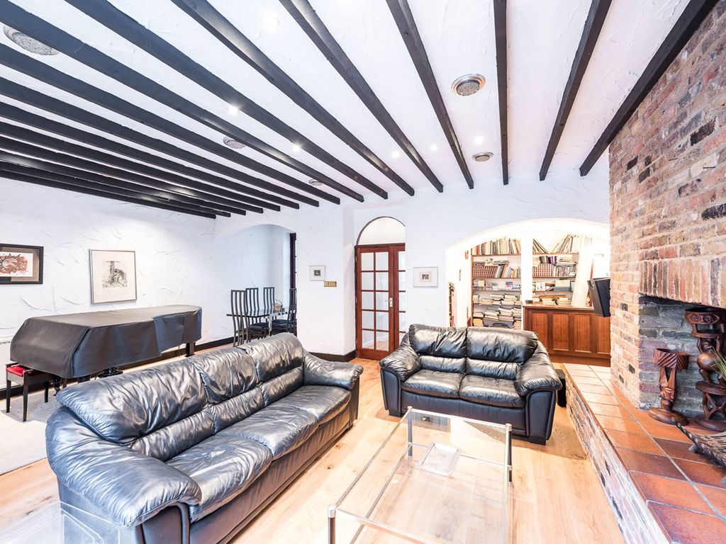 3 bed flat to rent in Queens Gate Gardens, South Kensington, London SW7