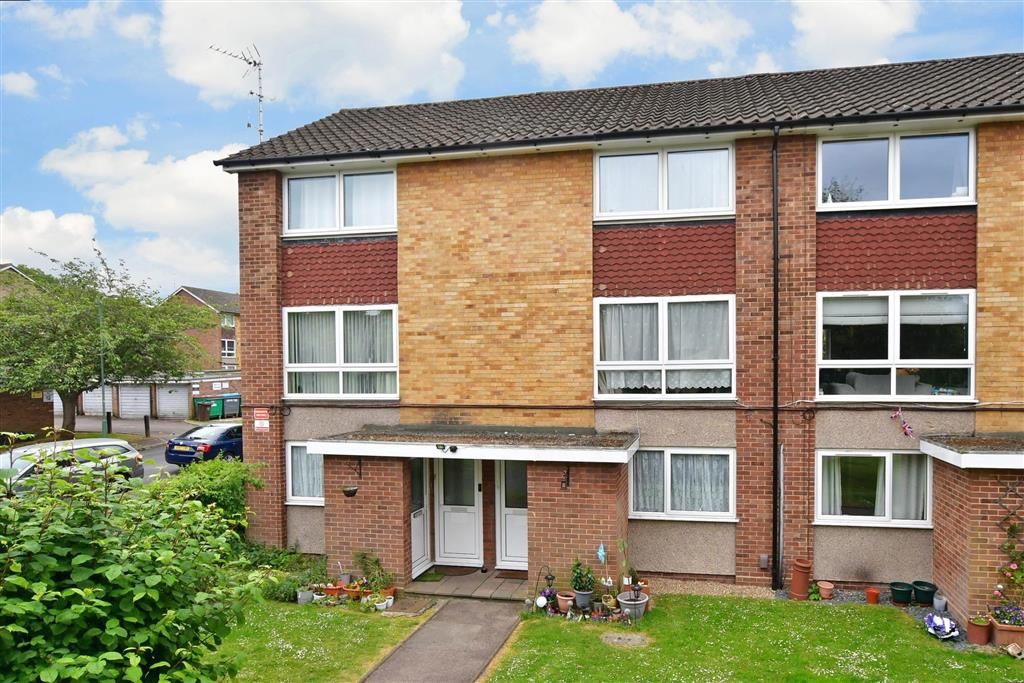 2 bed for sale in Basinghall Gardens, Sutton, Surrey SM2, £