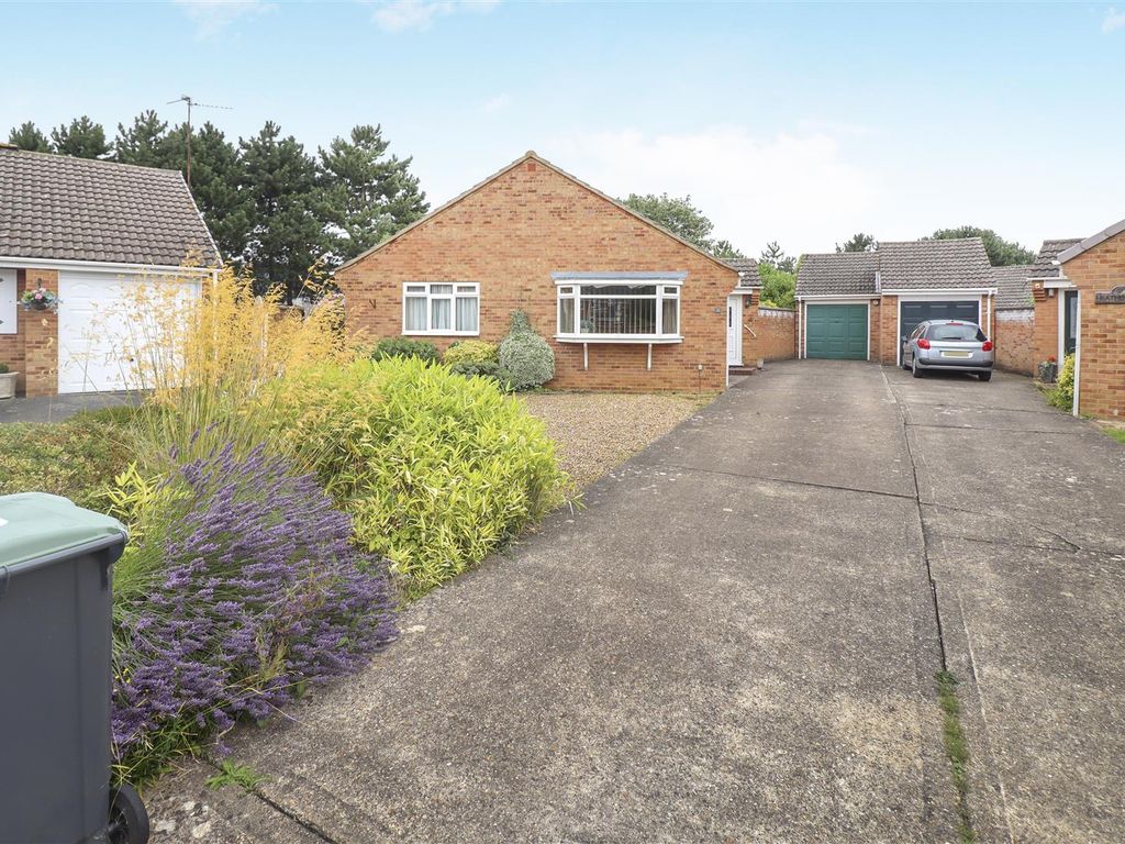 3 bed detached bungalow for sale in Pippin Close, Rushden NN10, £