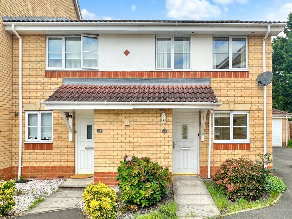 2 bed end terrace house for sale in Cedar Road, Eastleigh, Hampshire