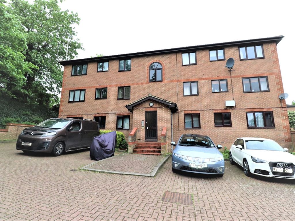2 bed flat for sale in Winston Close, Greenhithe DA9 Zoopla