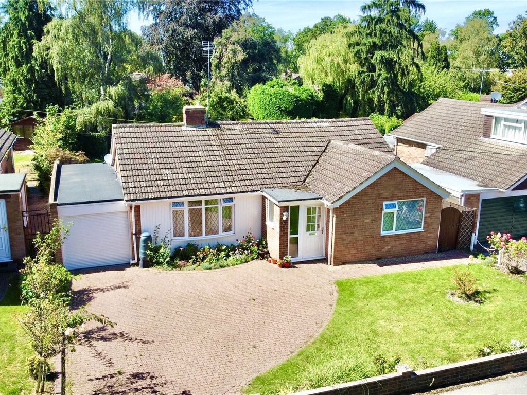 3 bed bungalow for sale in Pine Drive, Finchampstead, Wokingham